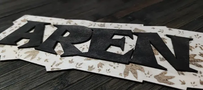 nombre tallado en madera